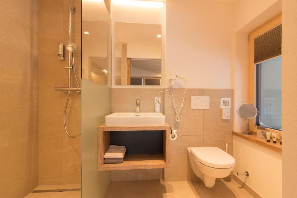 Double Room with Balcony room - Image 3