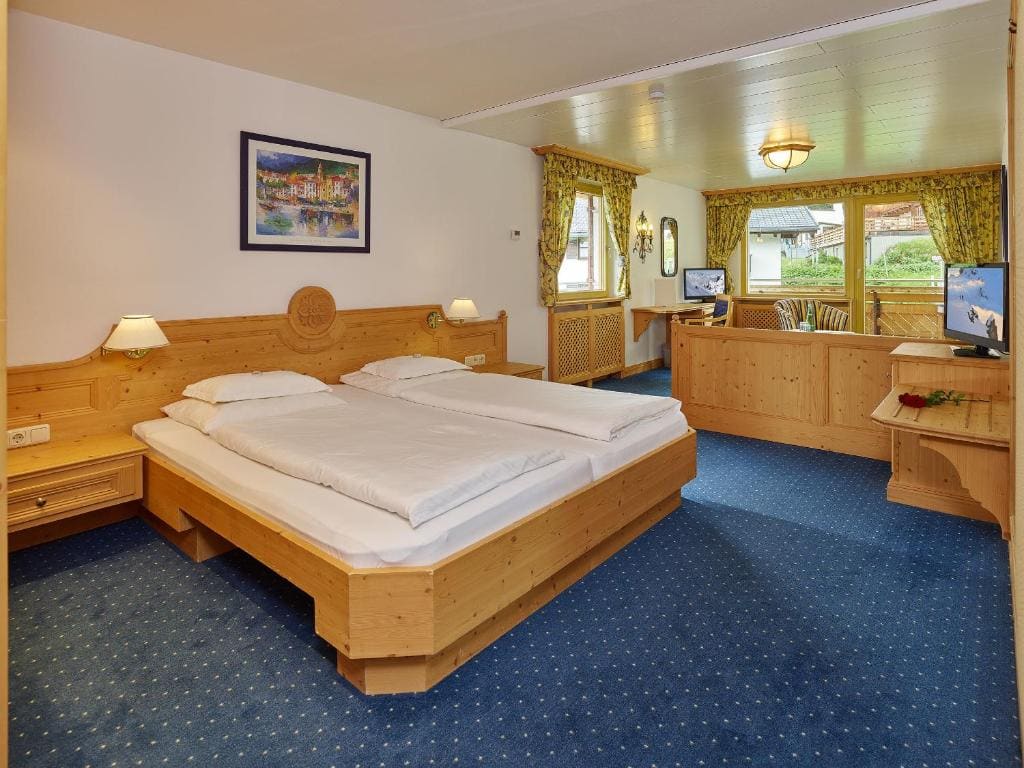 Superior Double Room with Balcony room - Image 3