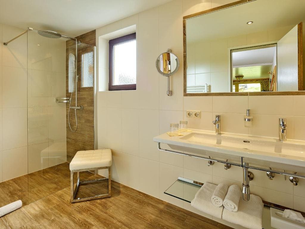 Superior Double Room with balcony and shower room - Image 2
