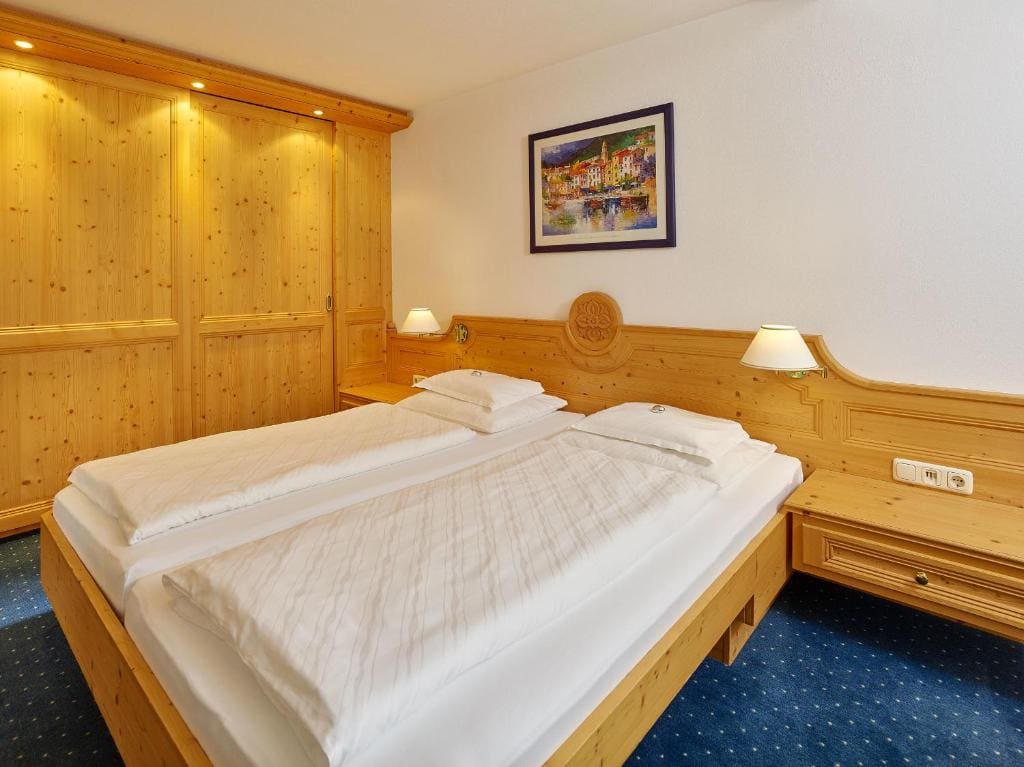 Superior Double Room with balcony and shower room - Image 1