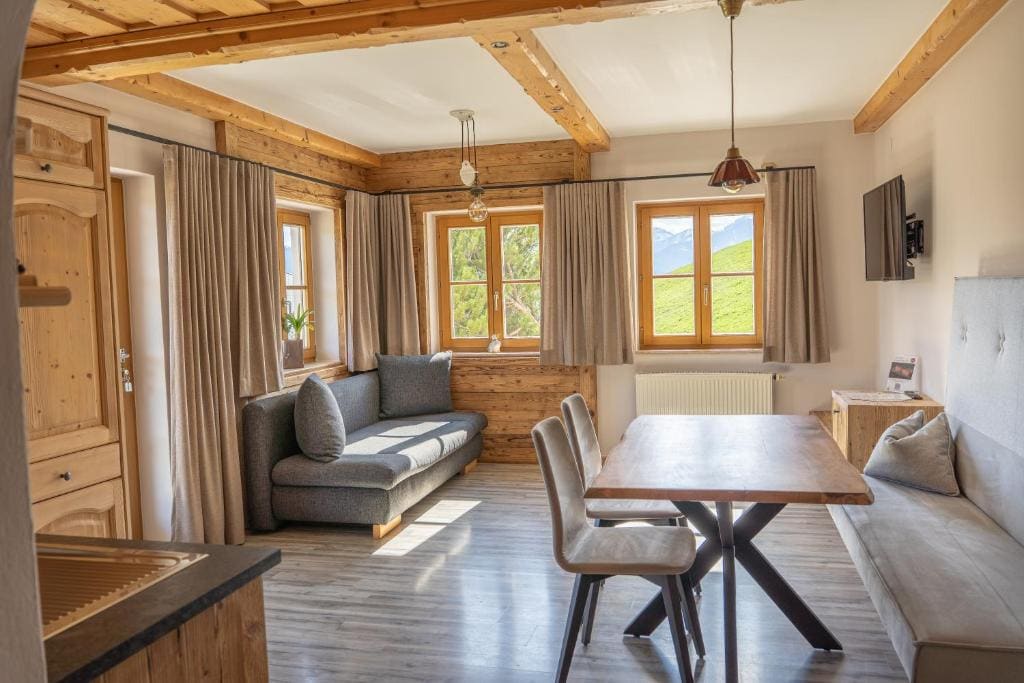 One-Bedroom Apartment with Terrace room - Image 1