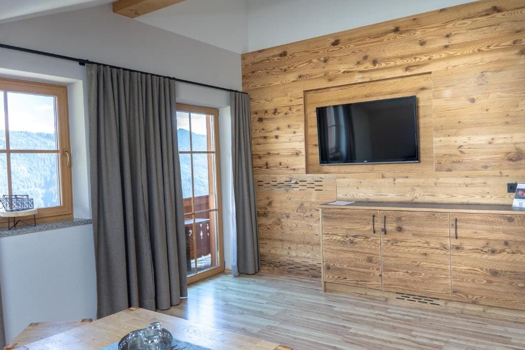 One-Bedroom Suite with Balcony room - Image 1