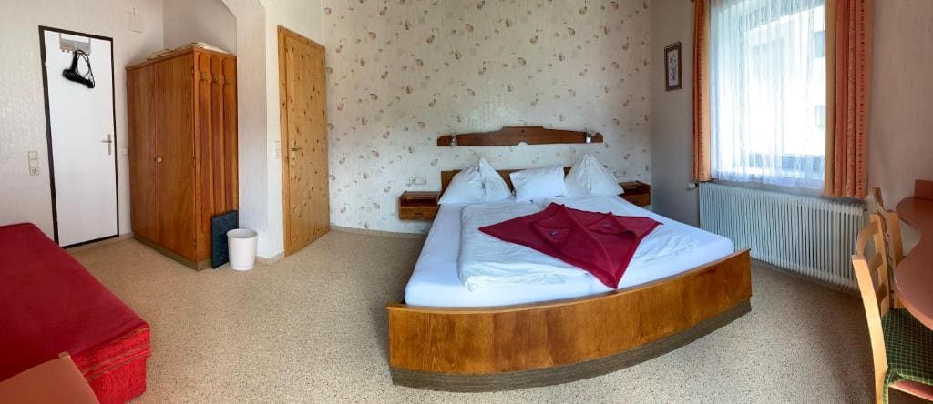 Double Room with Balcony and Lake View room - Image 3