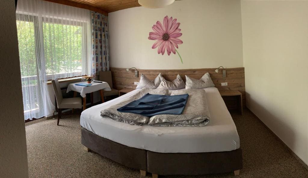 Double Room with Balcony room - Image 2