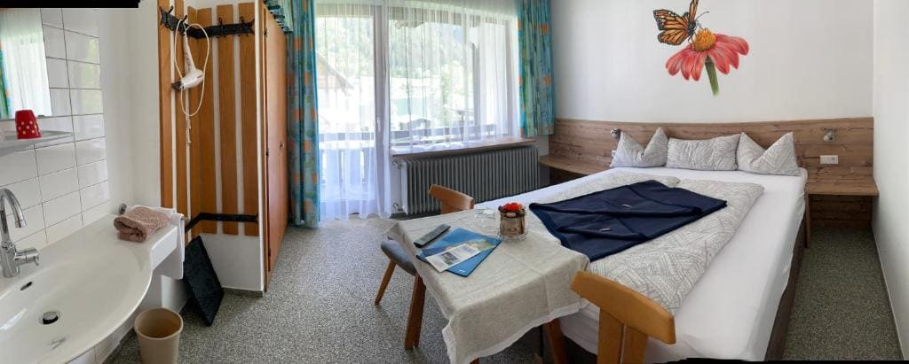 Double Room with Shared Bathroom room - Image 2