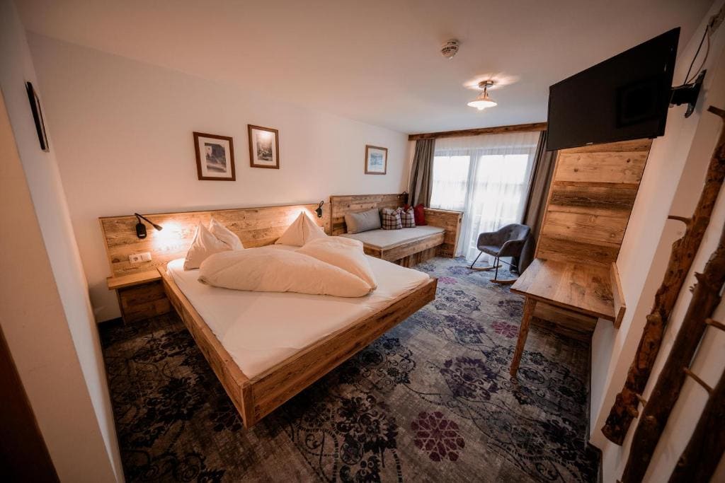 Double Room with Balcony room - Image 3