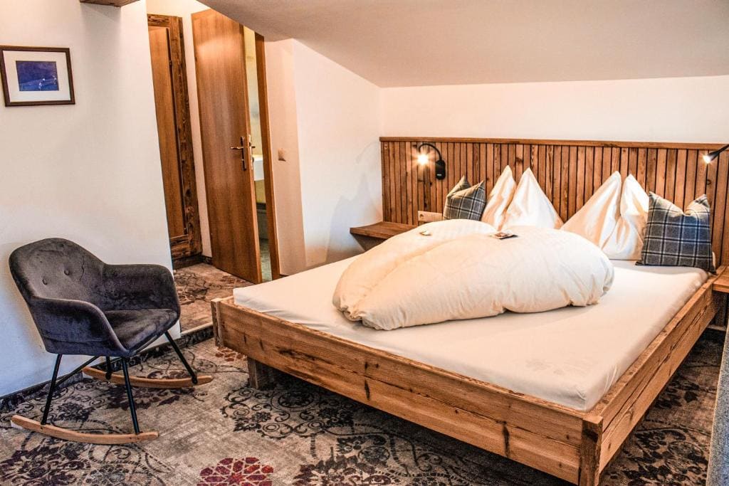 Double Room with Balcony room - Image 2