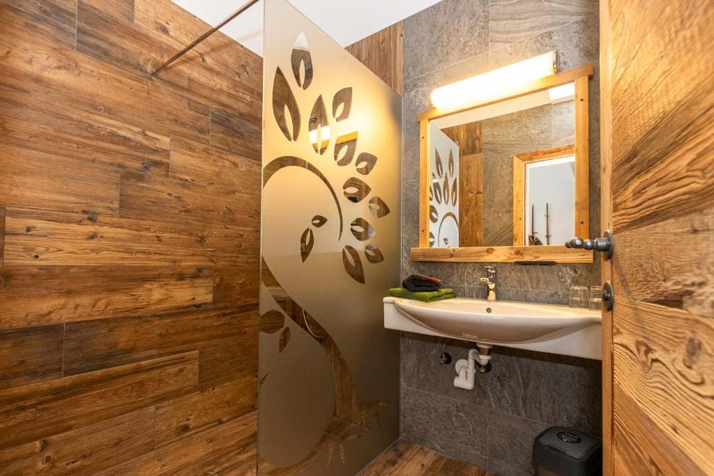 One-Bedroom Apartment with Balcony room - Image 3