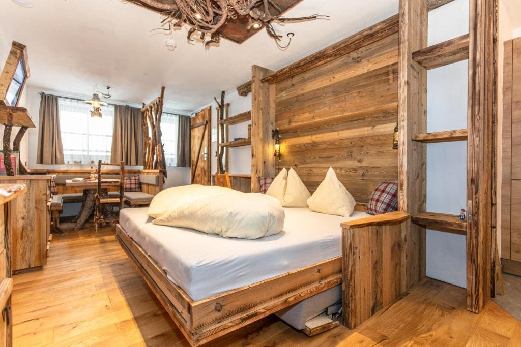 One-Bedroom Apartment with Balcony room - Image 1