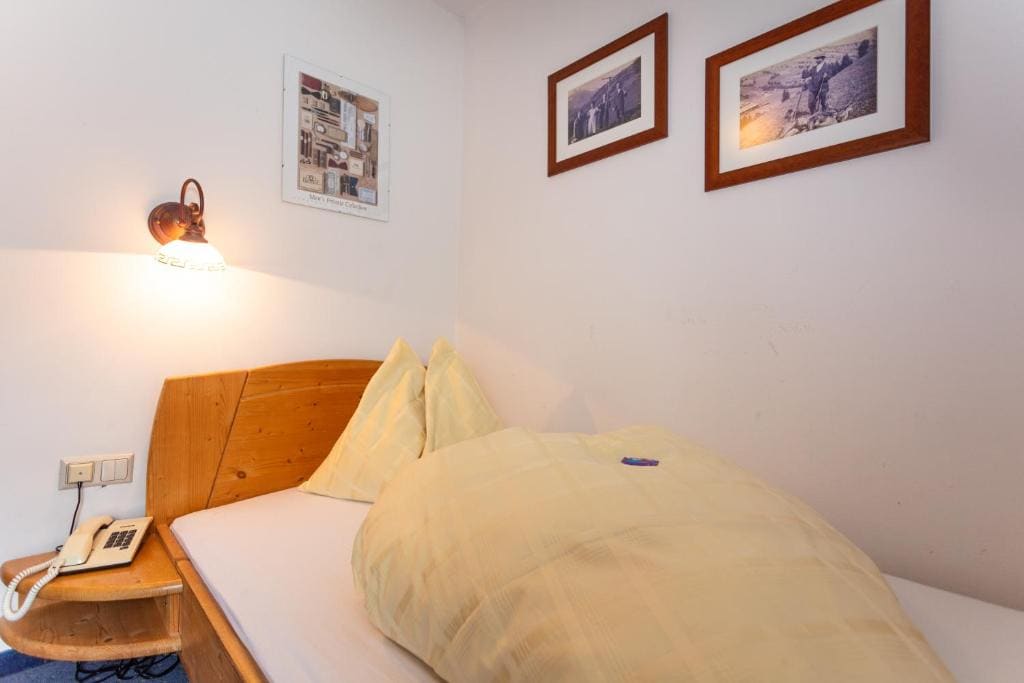 Single Room with Balcony room - Image 3