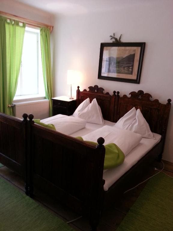 Basic Triple Room with Shared Bathroom room - Image 1