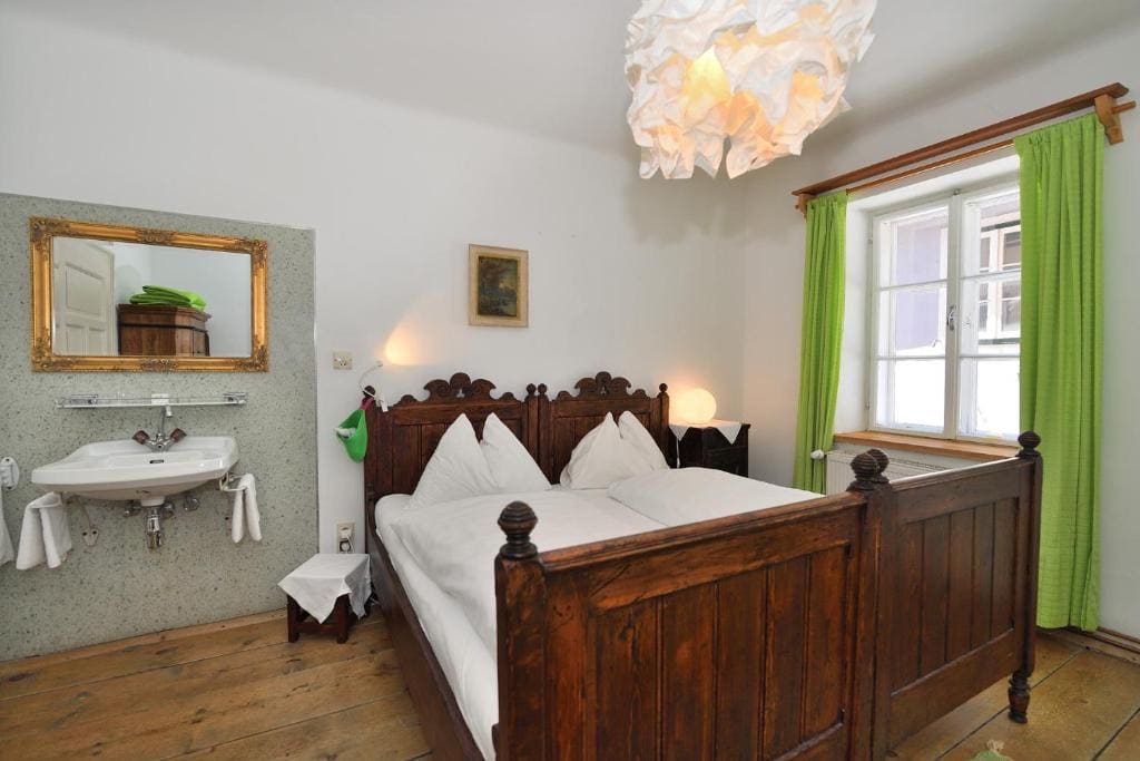 Basic Triple Room with Shared Bathroom room - Image 2