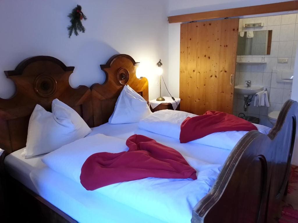 Double Room with Balcony and Lake View room - Image 3