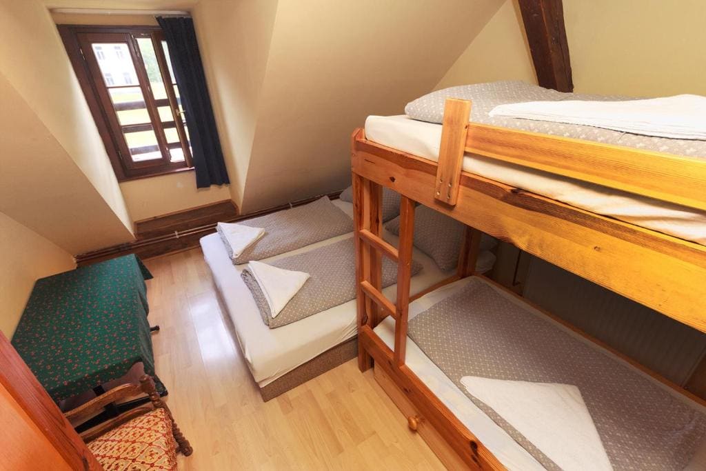Standard Quadruple Room with Shared Bathroom room - Image 3