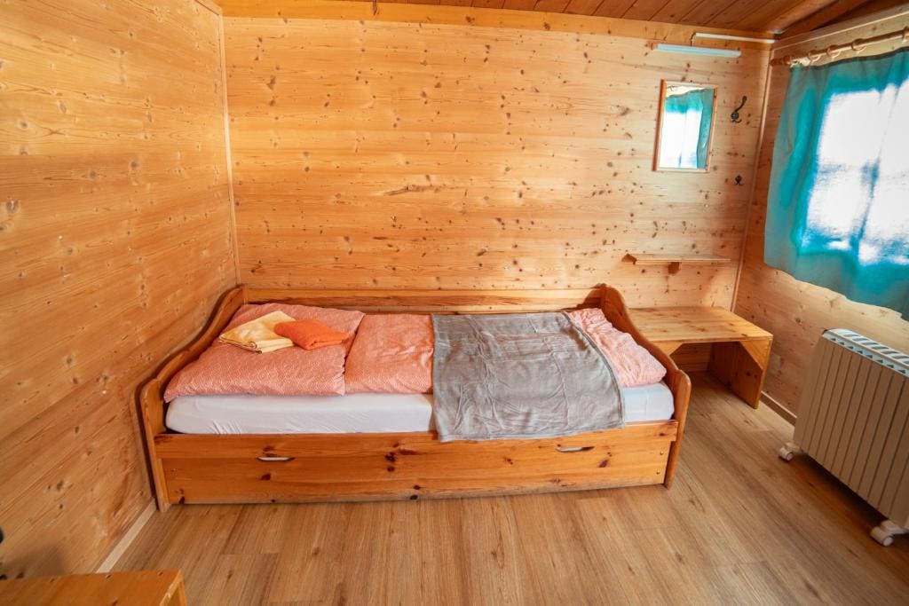 Bungalow room - Image 2