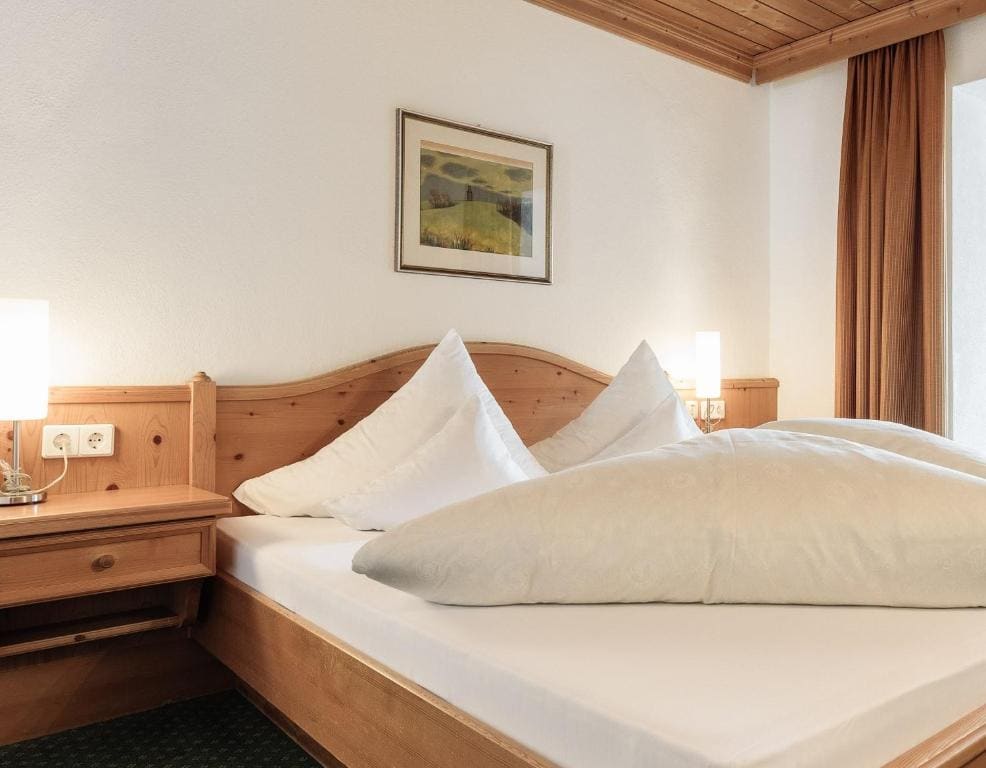 Double Room with Balcony room - Image 2