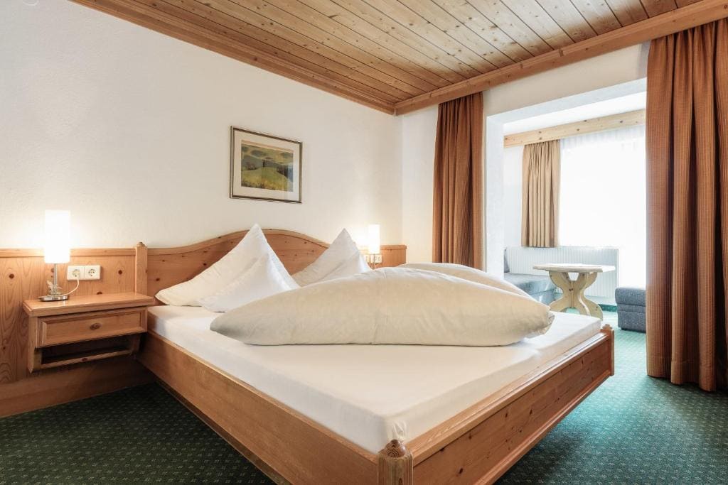 Junior Suite with Balcony room - Image 3