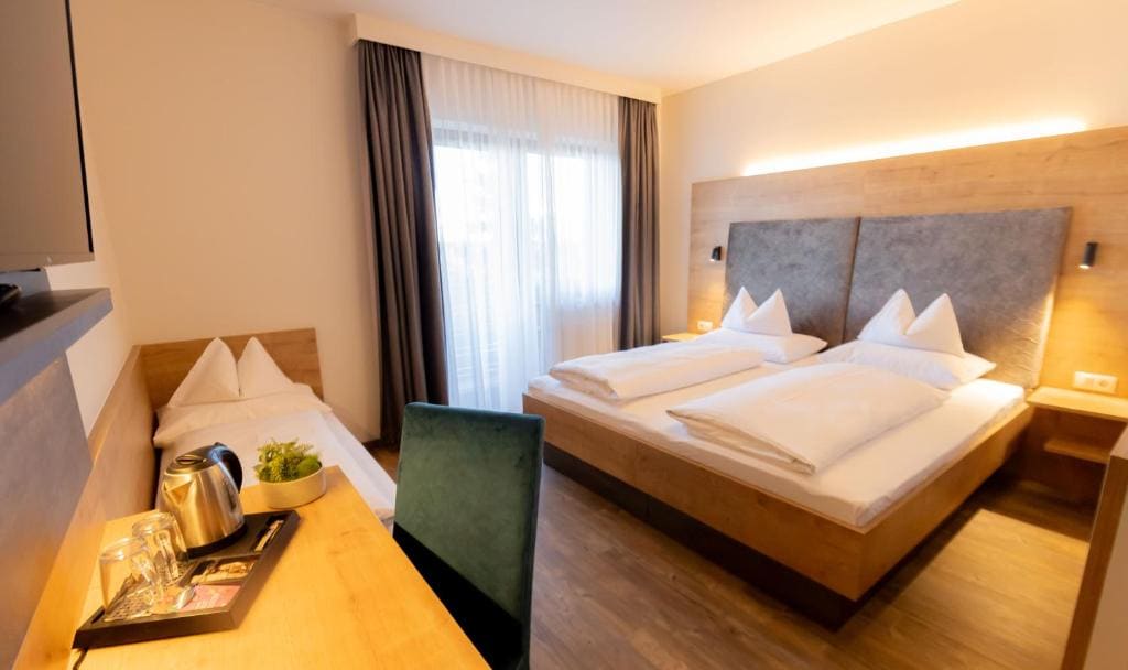 Double Room with Balcony (2 Adults + 1 Child) with Air Conditioning room - Image 1