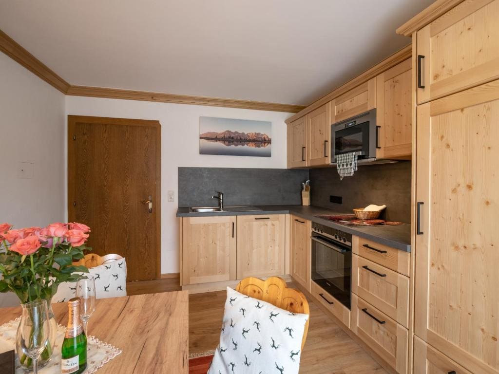 One-Bedroom Apartment with Balcony room - Image 3
