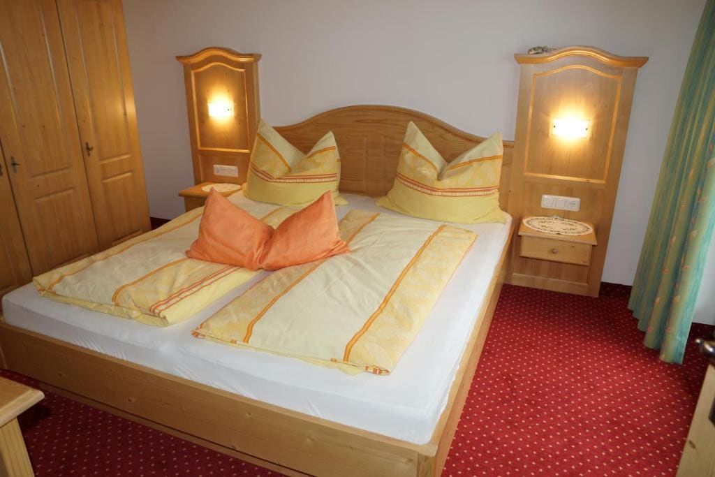 One-Bedroom Apartment with Balcony room - Image 2