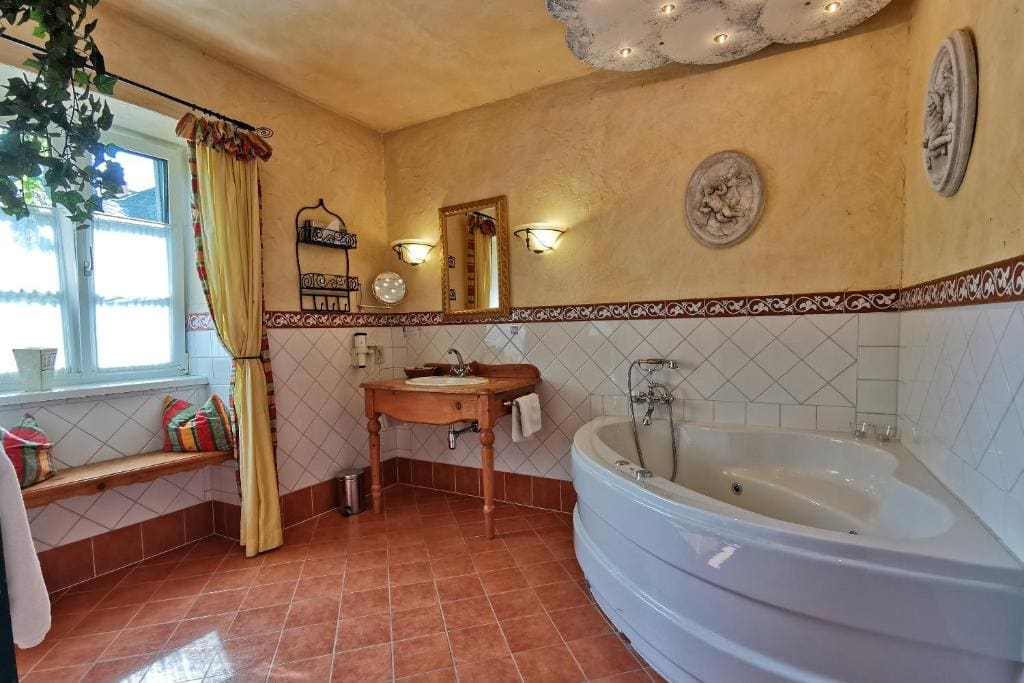 Executive Suite with Spa Bath room - Image 2