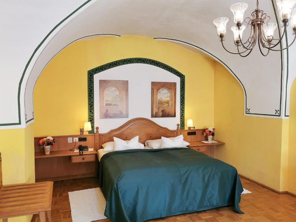Executive Suite with Spa Bath room - Image 1
