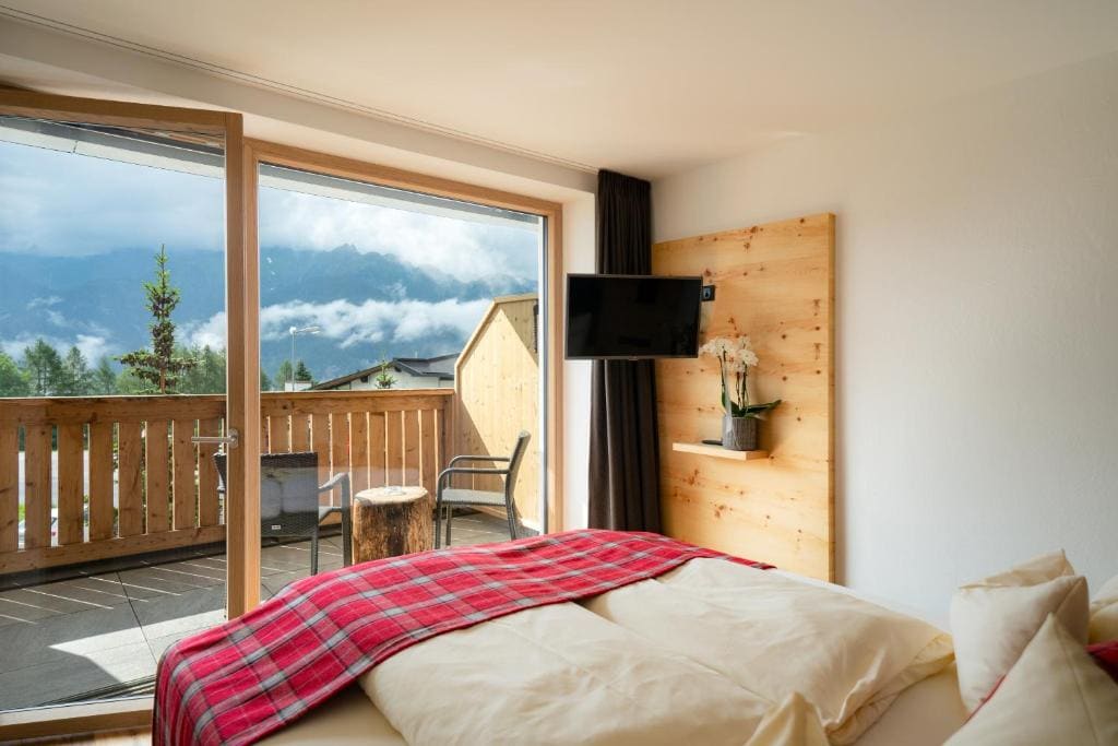 Family Room with Balcony room - Image 2
