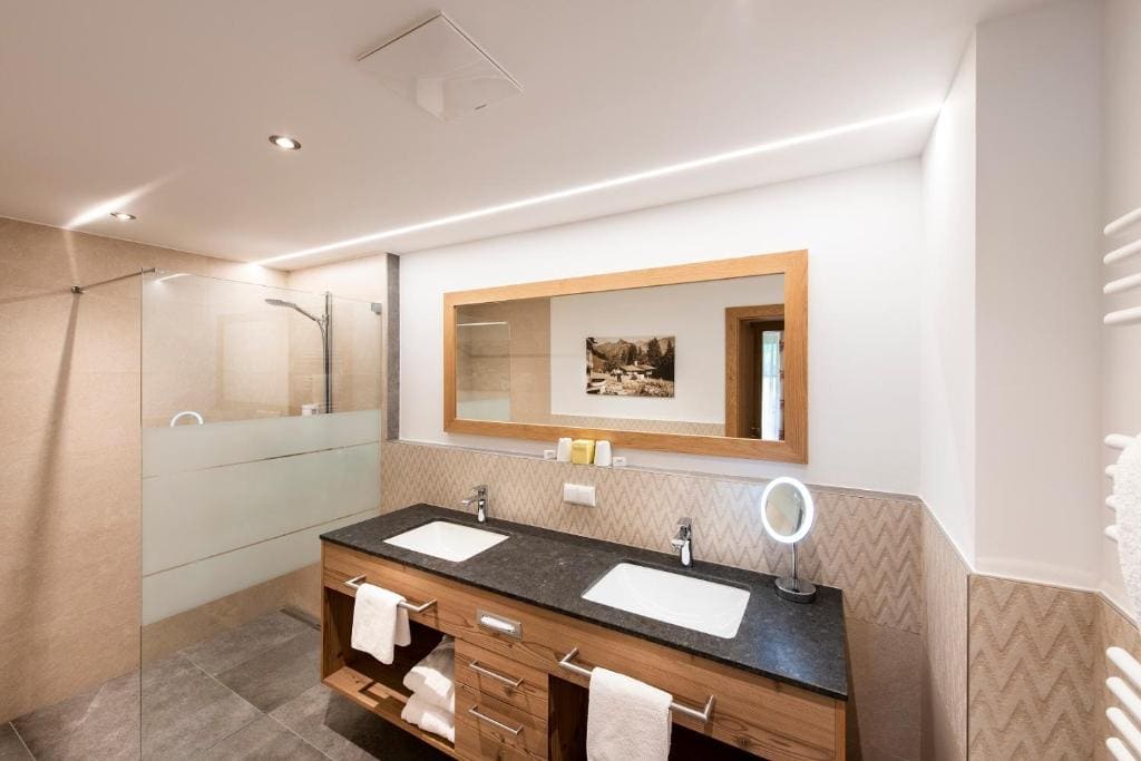 Double Room with Lake View room - Image 3