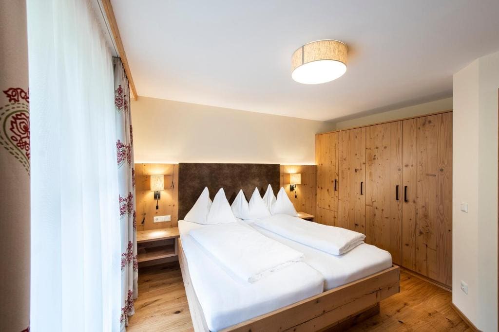 Double Room with Lake View room - Image 1