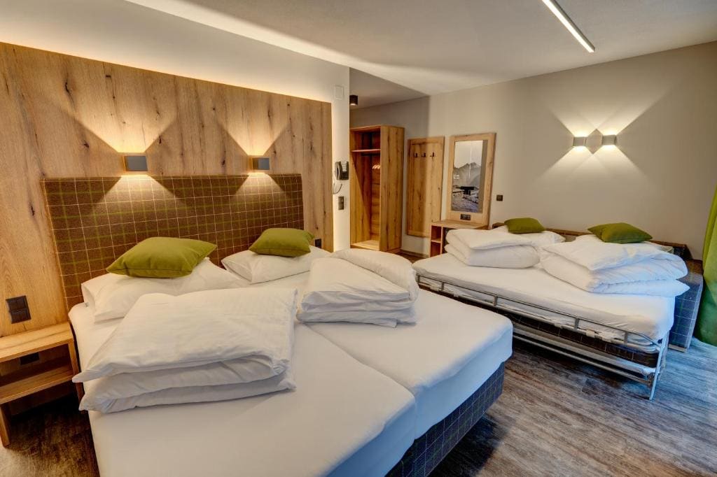 Superior Quadruple Room room - Image 1