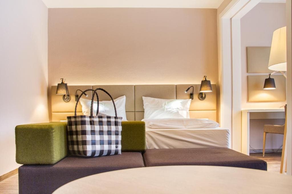 Double Room with Balcony and bath tub room - Image 3