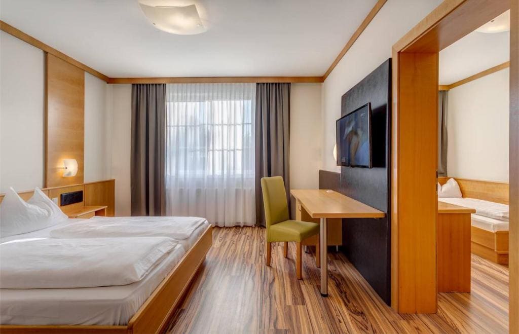 Classic Triple Room room - Image 3