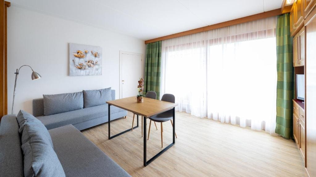 One-Bedroom Apartment with Balcony and Lake View room - Image 2