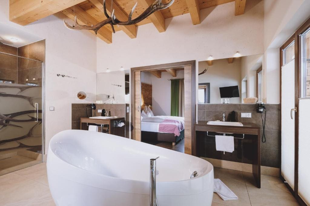 Suite with Spa Bath room - Image 2