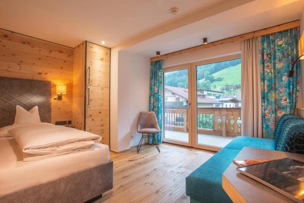 Double Room with Balcony room - Image 2