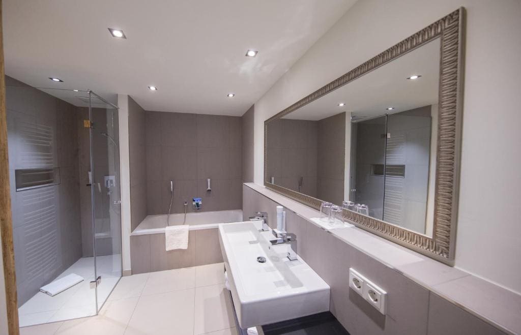 Supreme Suite with balcony room - Image 3