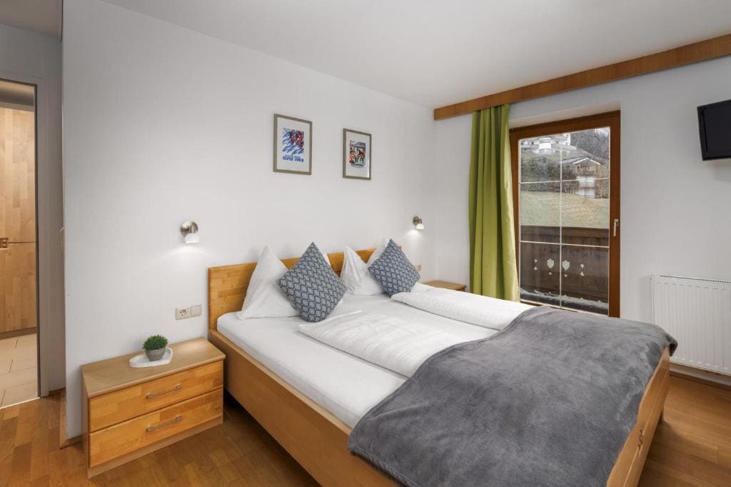 Large Two-Bedroom Apartment room - Image 1