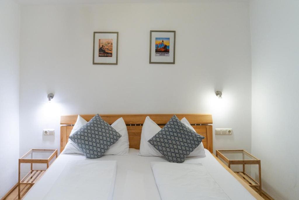 One-Bedroom Apartment room - Image 1