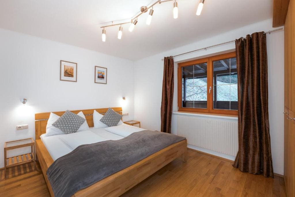 One-Bedroom Apartment room - Image 2