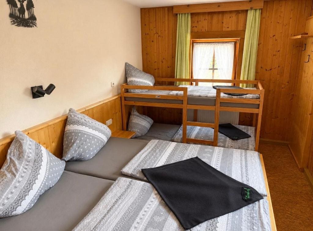 Basic Triple Room with Shared Bathroom room - Image 2