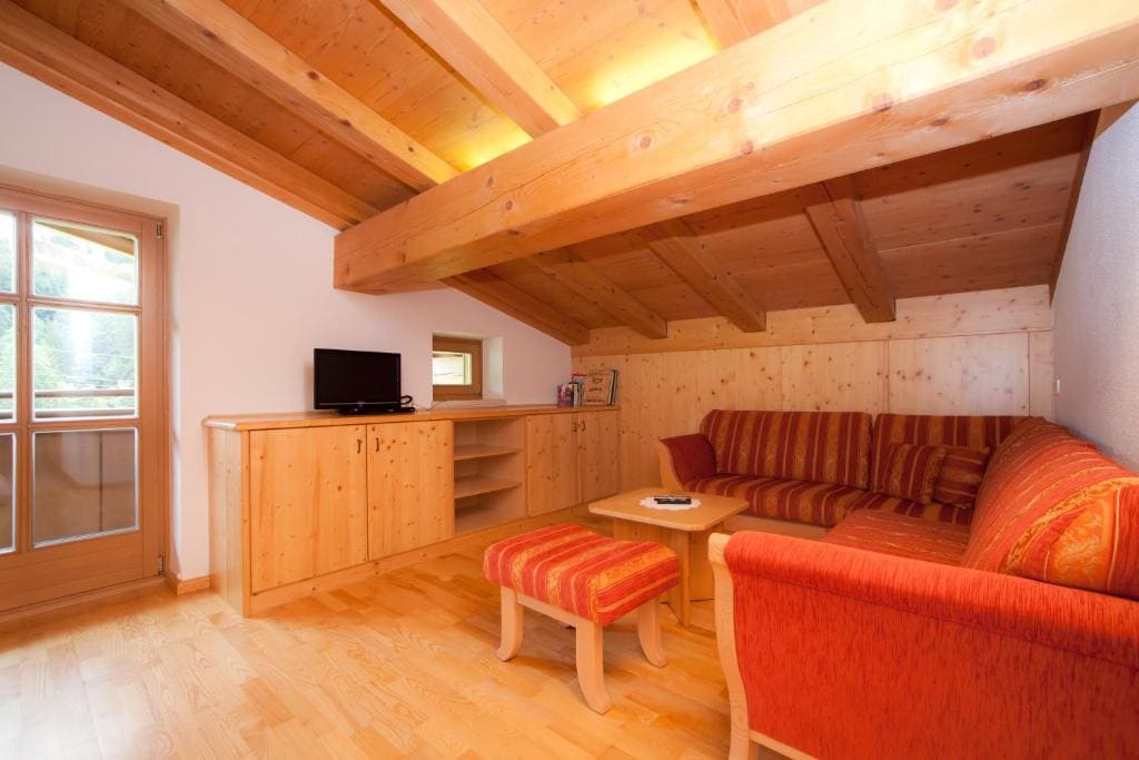 Comfort Two-Bedroom Apartment with Balcony room - Image 2