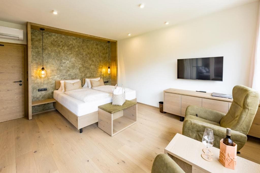 Deluxe Double Room with Balcony room - Image 2