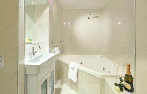 Deluxe Queen Suite room - Image 1
