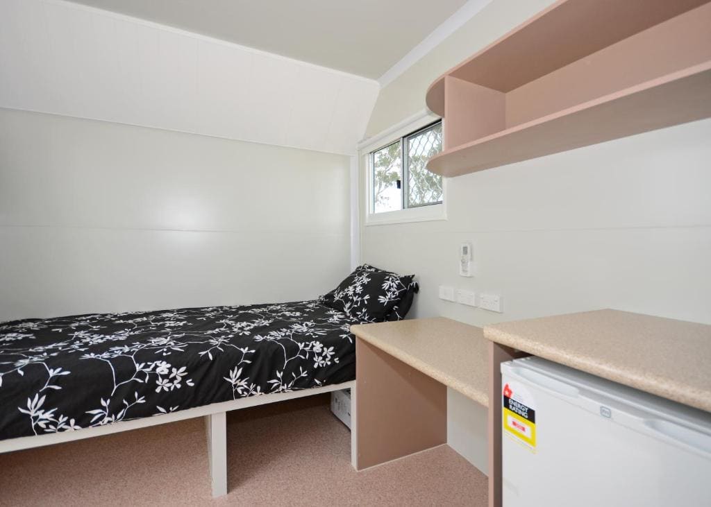 Compact Queen Van Room room - Image 1