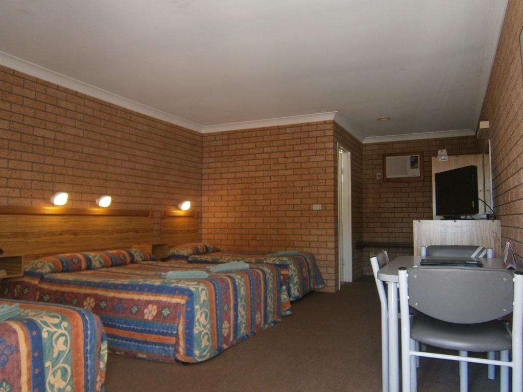Deluxe Family Room room - Image 2