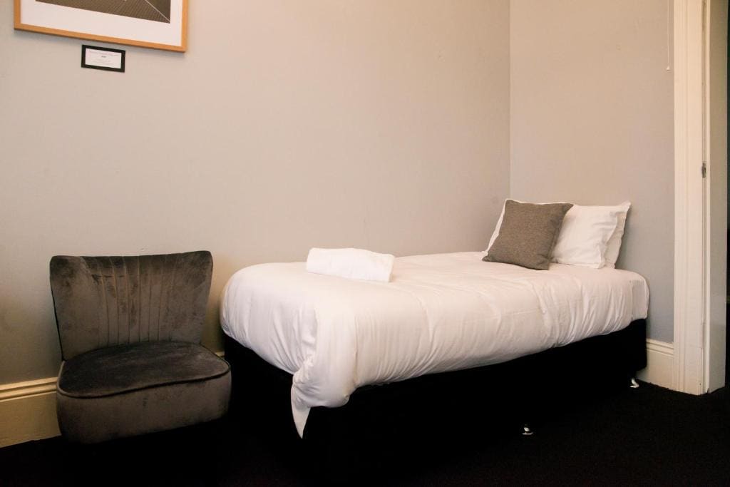 Triple Room with Shared Bathroom room - Image 3