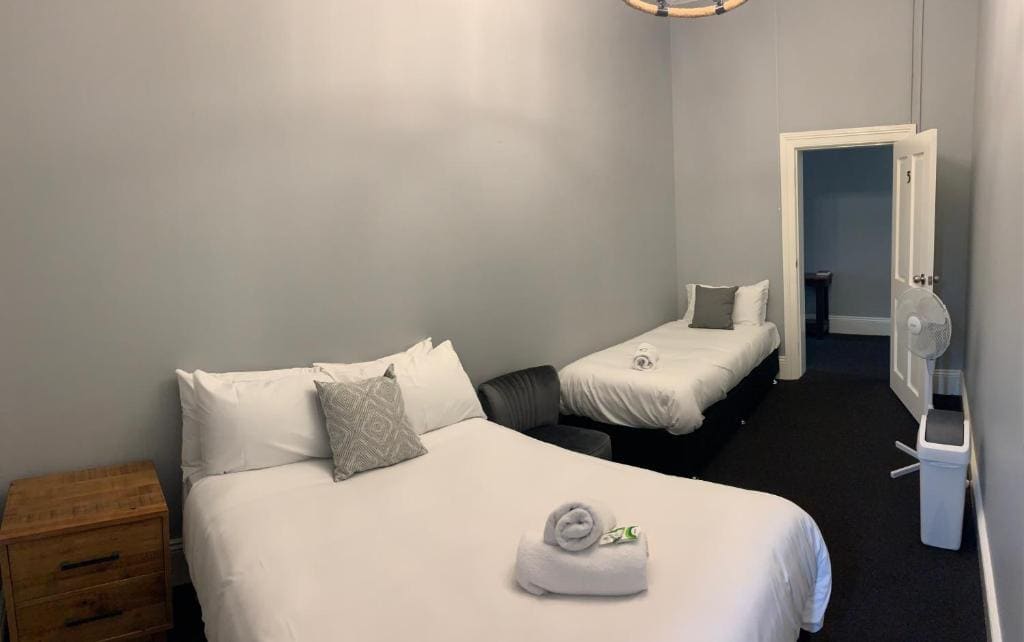 Triple Room with Shared Bathroom room - Image 2