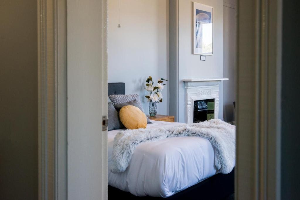 Family Room with Shared Bathroom room - Image 3
