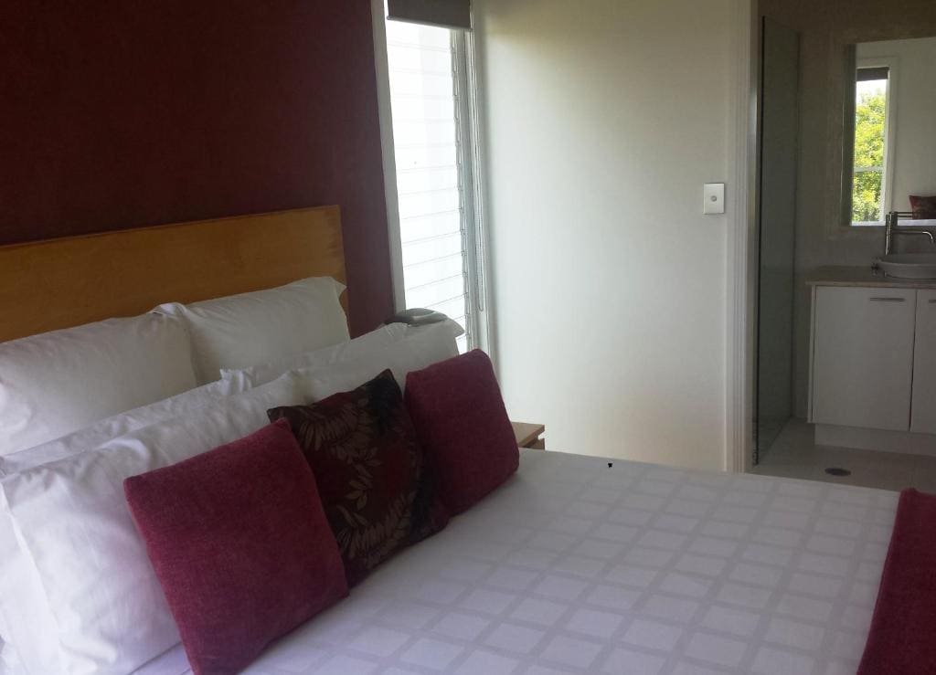 Queen Room with Garden View room - Image 3
