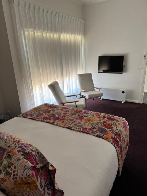 Three-Bedroom Apartment room - Image 2